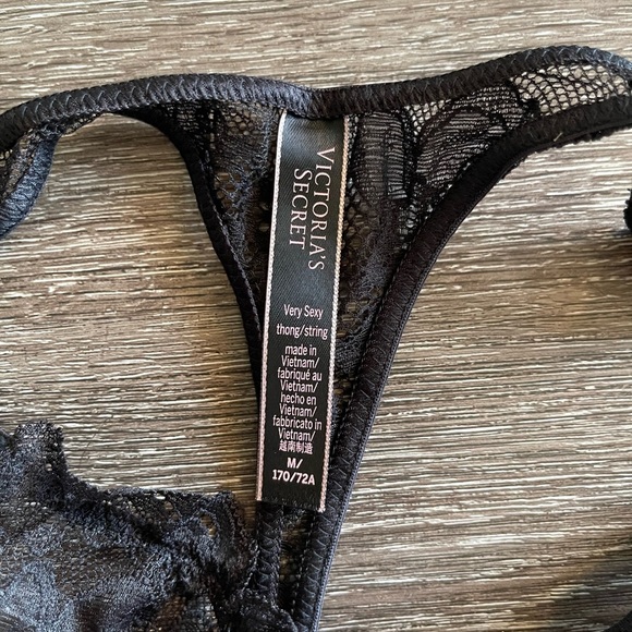 Victoria's Secret Black Lace Bra and Garter Set - Picture 5 of 10